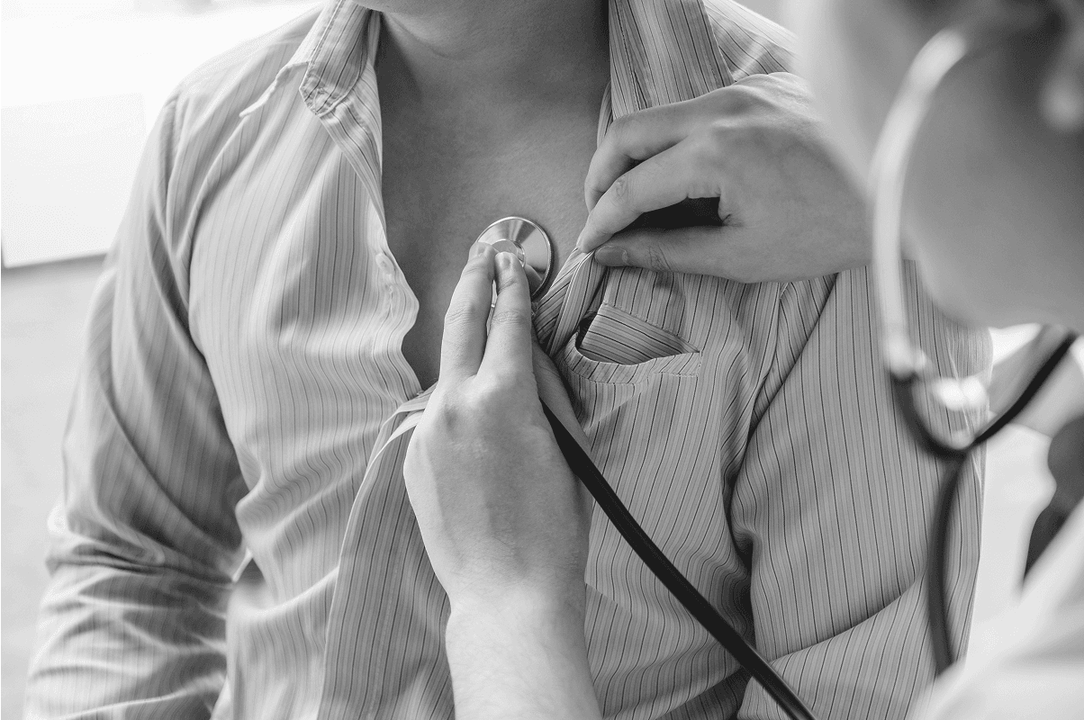 Médecin cardiologue en consultation avec un patient dans un cabinet médical
